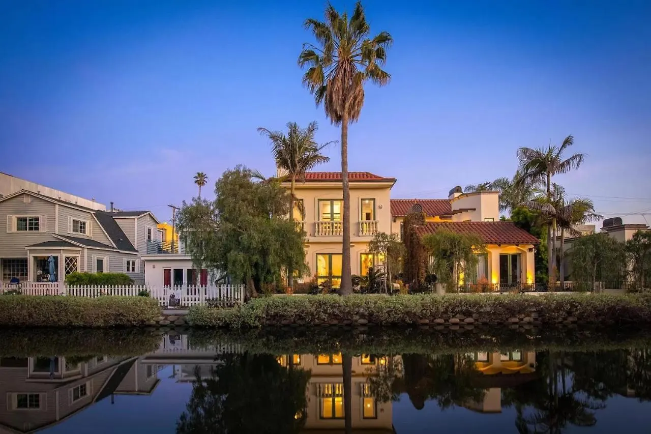 The Canal Escape - Canal-Front Italian Villa location
