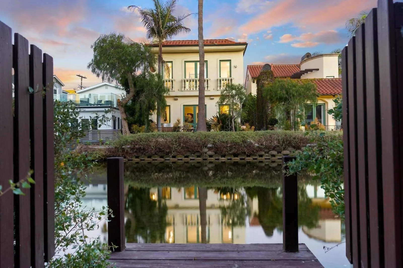 The Canal Escape - Canal-Front Italian Villa Los Angeles Holiday home
