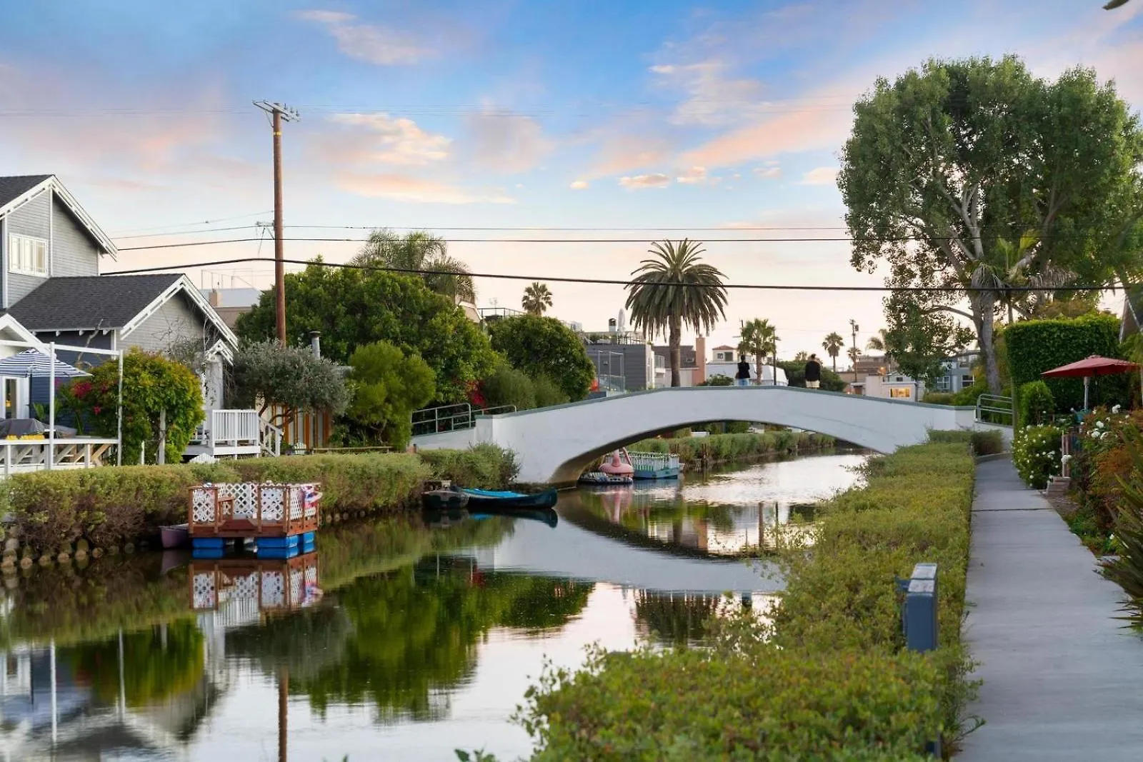 The Canal Escape - Canal-Front Italian Villa Los Angeles