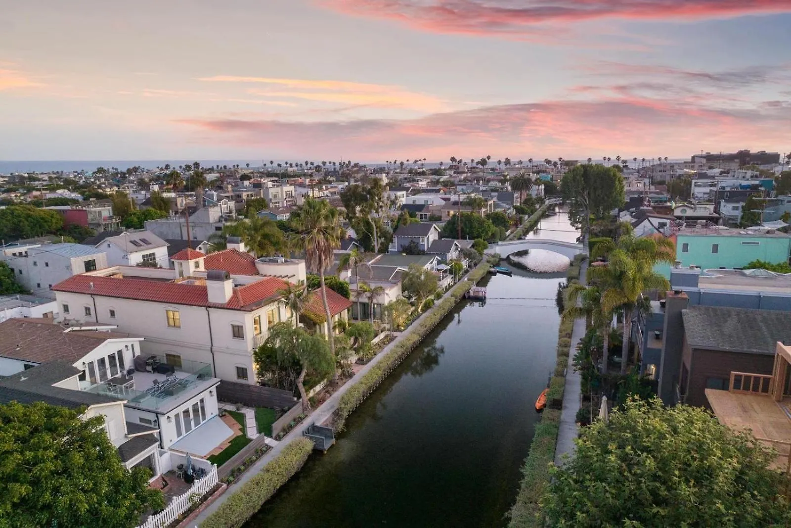 The Canal Escape - Canal-Front Italian Villa Los Angeles Holiday home