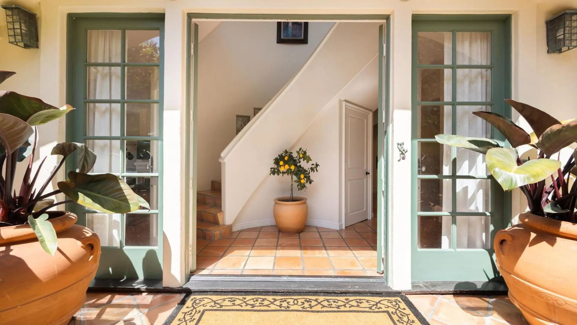 The Canal Escape - Canal-Front Italian Villa Los Angeles Holiday home