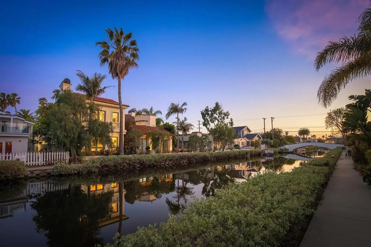 The Canal Escape - Canal-Front Italian Villa Los Angeles