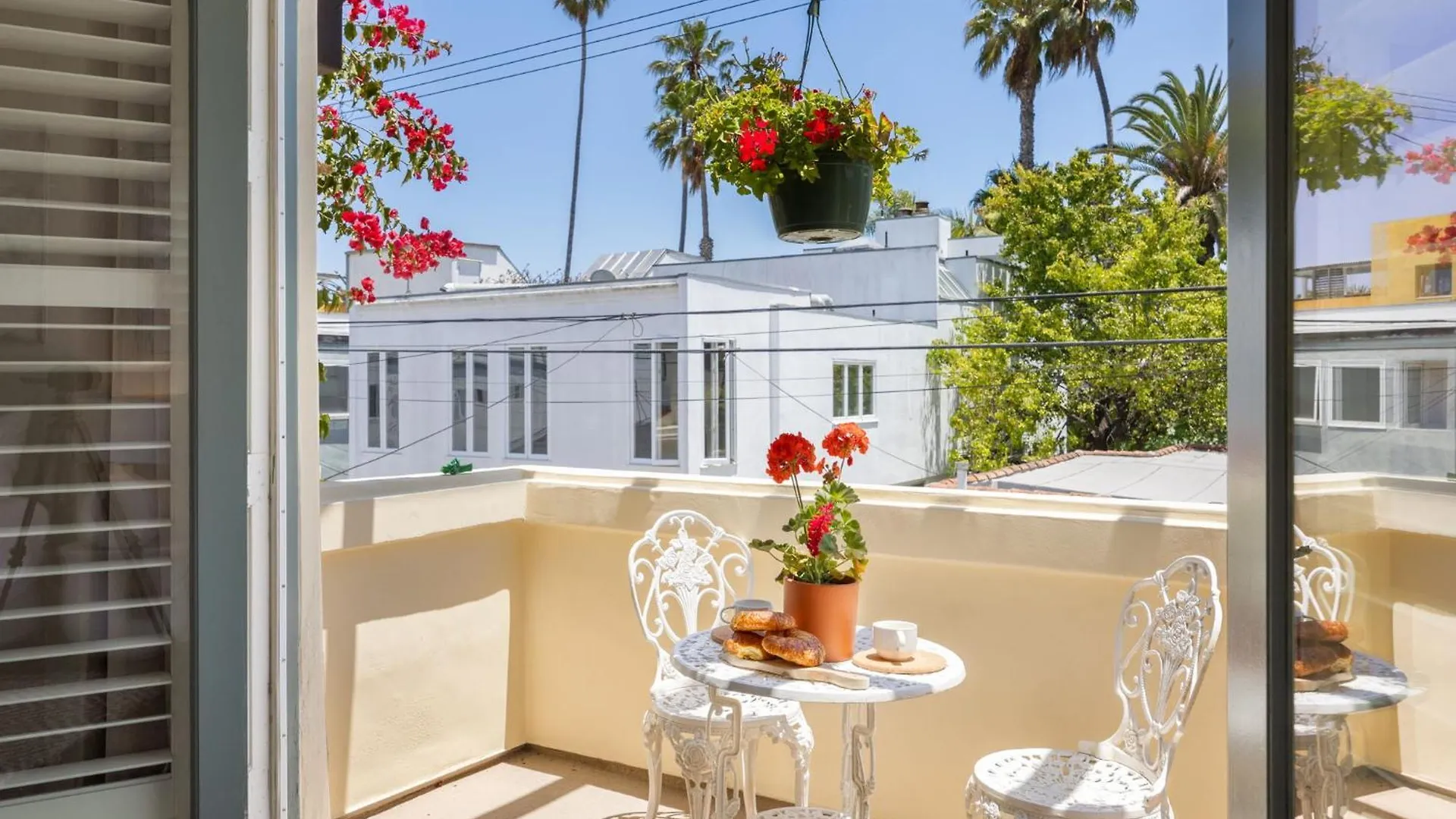 The Canal Escape - Canal-Front Italian Villa Los Angeles