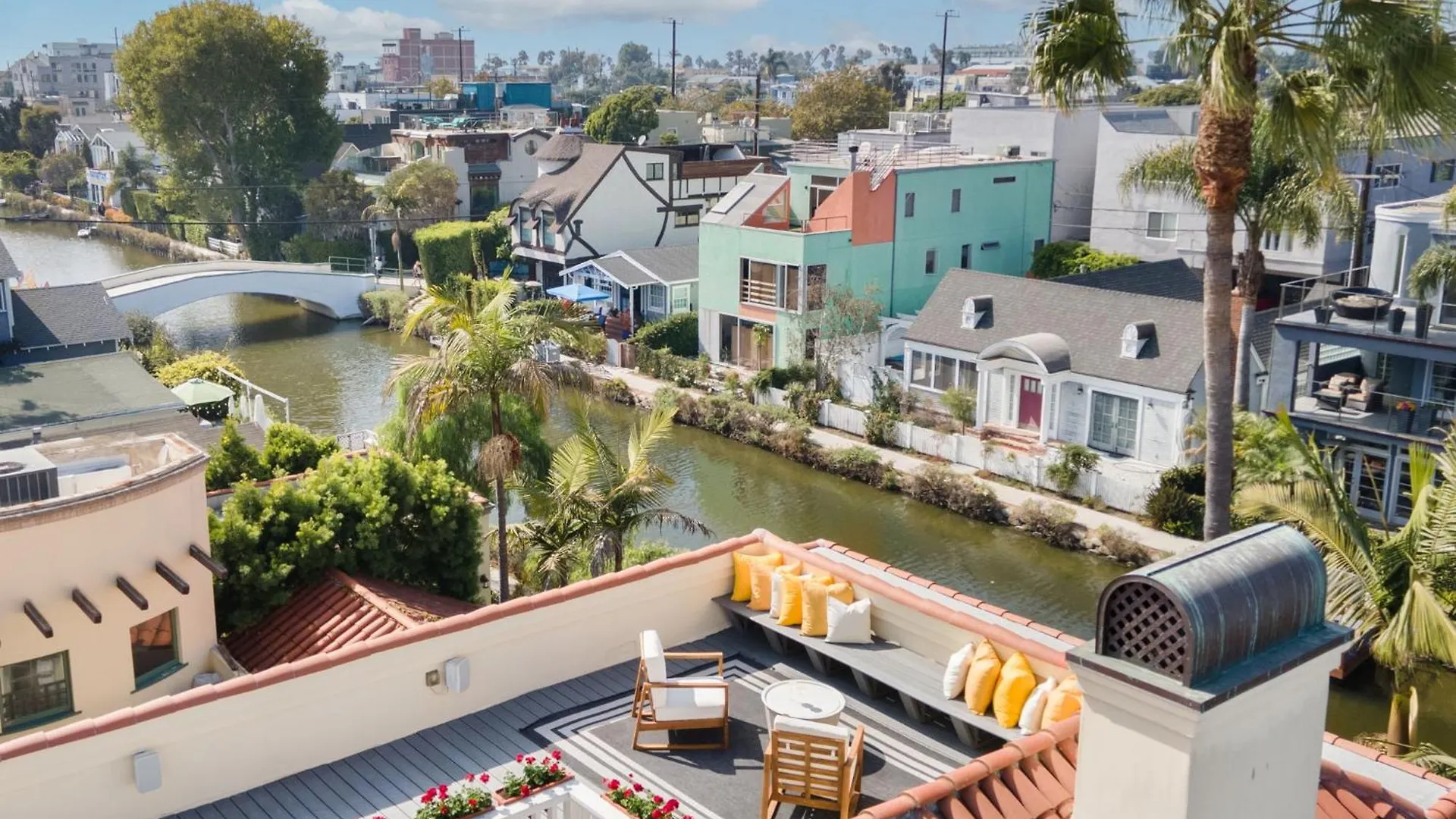 The Canal Escape - Canal-Front Italian Villa Los Angeles United States