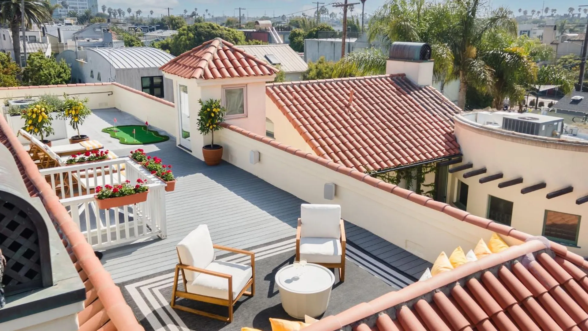 The Canal Escape - Canal-Front Italian Villa Los Angeles